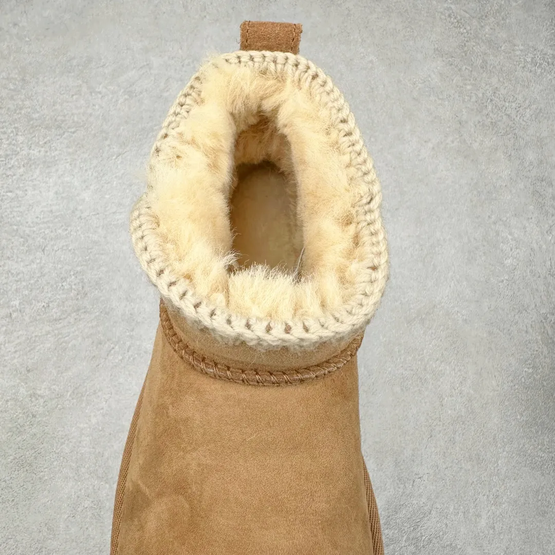 Pick up locally 💰520 UGG 6109G classic wooden buckle autumn and winter sheep fur all-in-one snow boots. All shoes are made from ZP. Longfeng A-grade Australian imported sheep fur all-in-one women's boots. Brand OEM production line. Fully follow the ZP process. Original pattern maker of the OEM. Adhering to the principle of no original shoes and no development selection. Pay attention to every detail. The most authentic version on the market TREADLITE "Light Wing" technology outsole Lightweight/durable/flexible/pile size: 35 36 37 38 39 40 Coding: by2936090